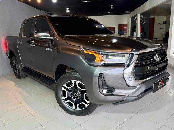 TOYOTA HILUX 2.8 D-4D TURBO DIESEL CD SRX 4X4 AUTOMÁTICO TOYOTA HILUX 2.8 D-4D TURBO DIESEL CD SRX 4X4 AUTOMÁTICO